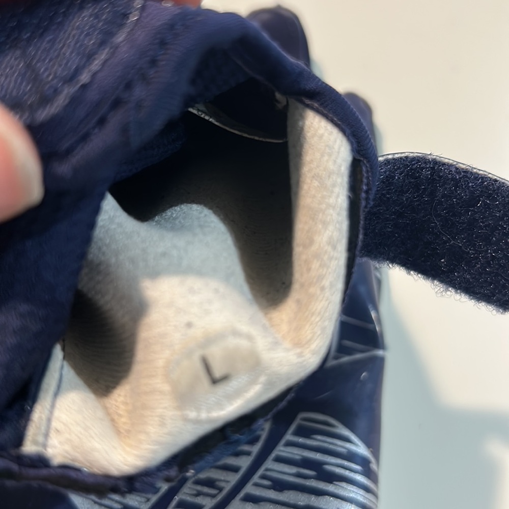 Boys football gloves L - Picture 4 of 4